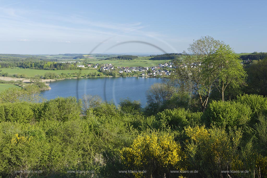 Schalkenmehren, Blick ueber das Schalkenmehrener Maar zum Ort; Schalkenmehren, view over the Schalkenmehren Maar onto the village.