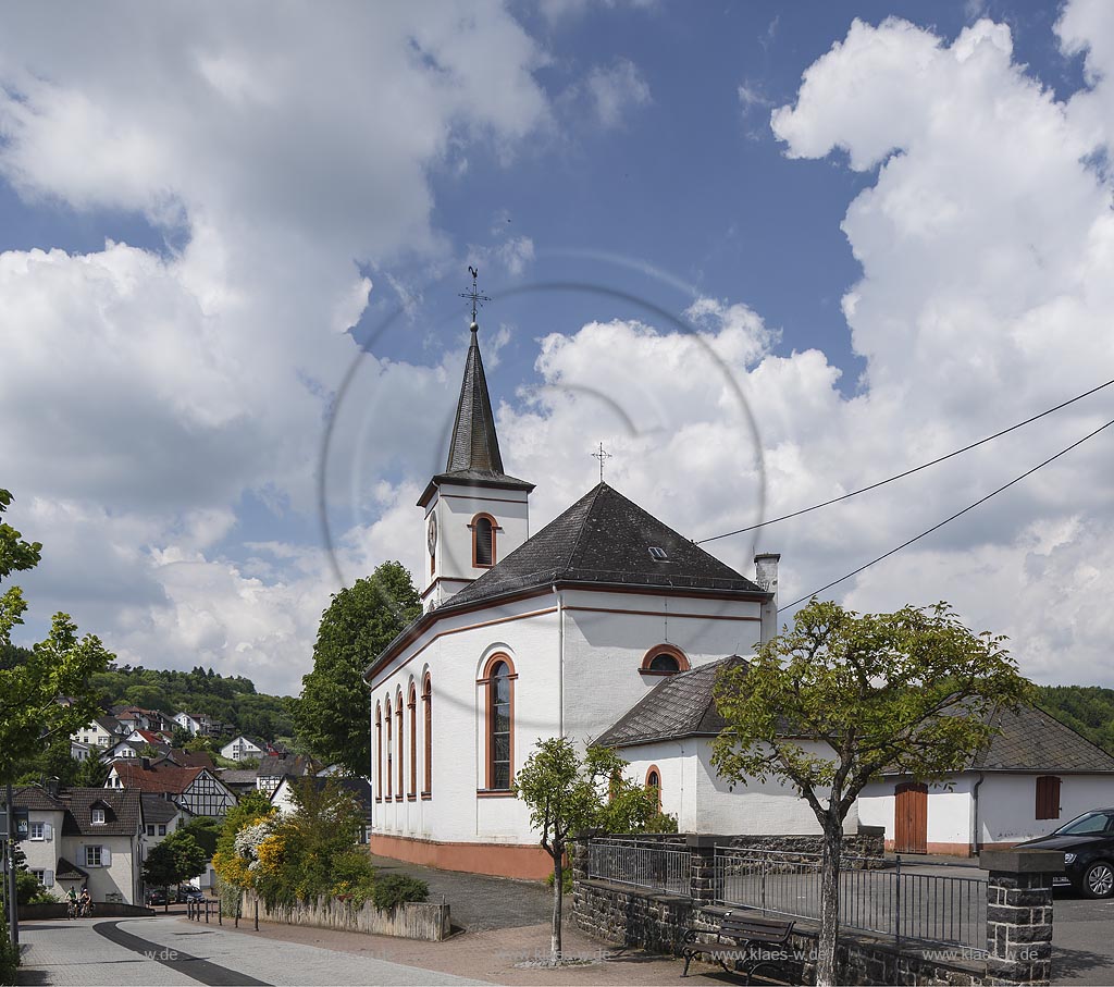 Schalkenmehren, katholische Pfarrkirche St. Martin; Schalkenmehren, catholic parish church St. Martin.