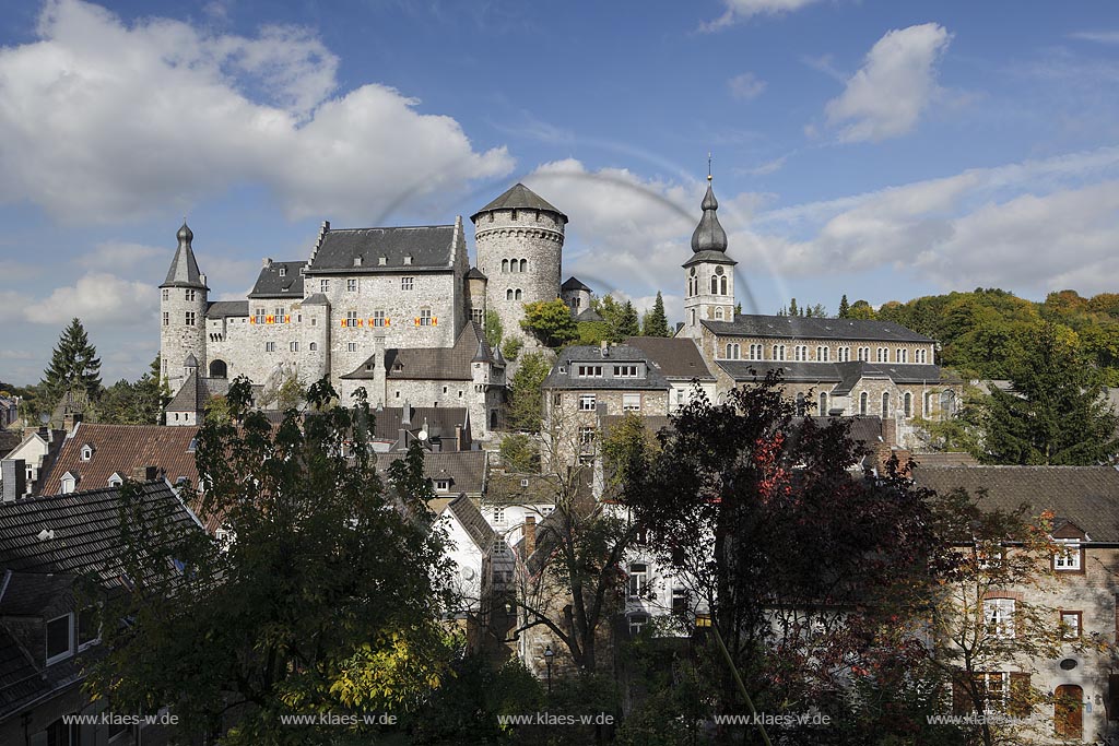 Stolberg, Blick auf Burg Stolberg links und katholische Pfarrkirche St.  Lucia rechts; Stolberg, view to castle Stolberg at the left side and the catholic parish church St. Lucia at the right side.