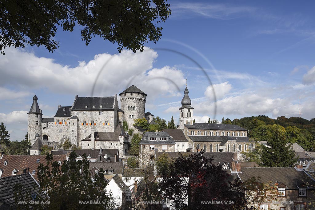 Stolberg, Blick auf Burg Stolberg links und katholische Pfarrkirche St.  Lucia rechts; Stolberg, view to castle Stolberg at the left side and the catholic parish church St. Lucia at the right side.