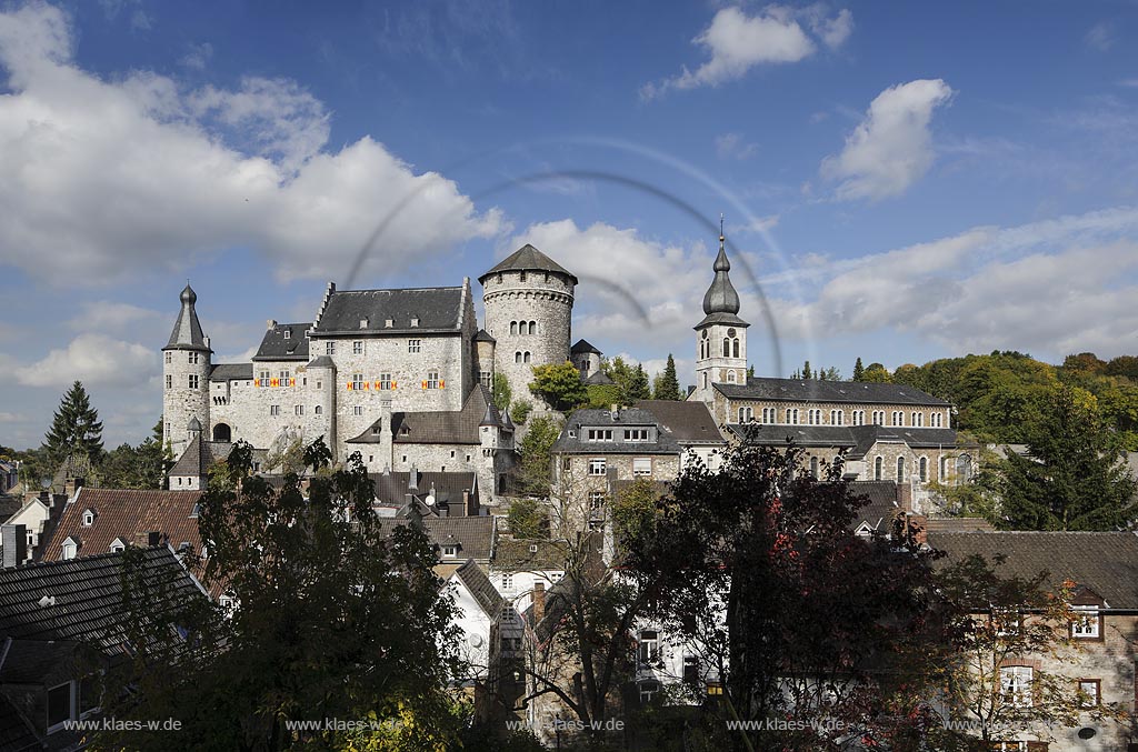 Stolberg, Blick auf Burg Stolberg links und katholische Pfarrkirche St.  Lucia rechts; Stolberg, view to castle Stolberg at the left side and the catholic parish church St. Lucia at the right side.