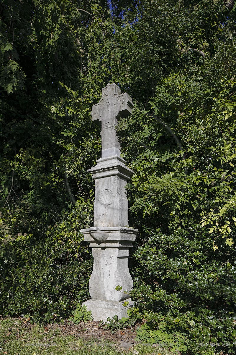 Stolberg, katholische Pfarrkirche St. Lucia, Pestkreuz auf dem Kirchhof; Stolberg, catholic parish church St. Lucia, cross Pestkreuz at the churchyard.	