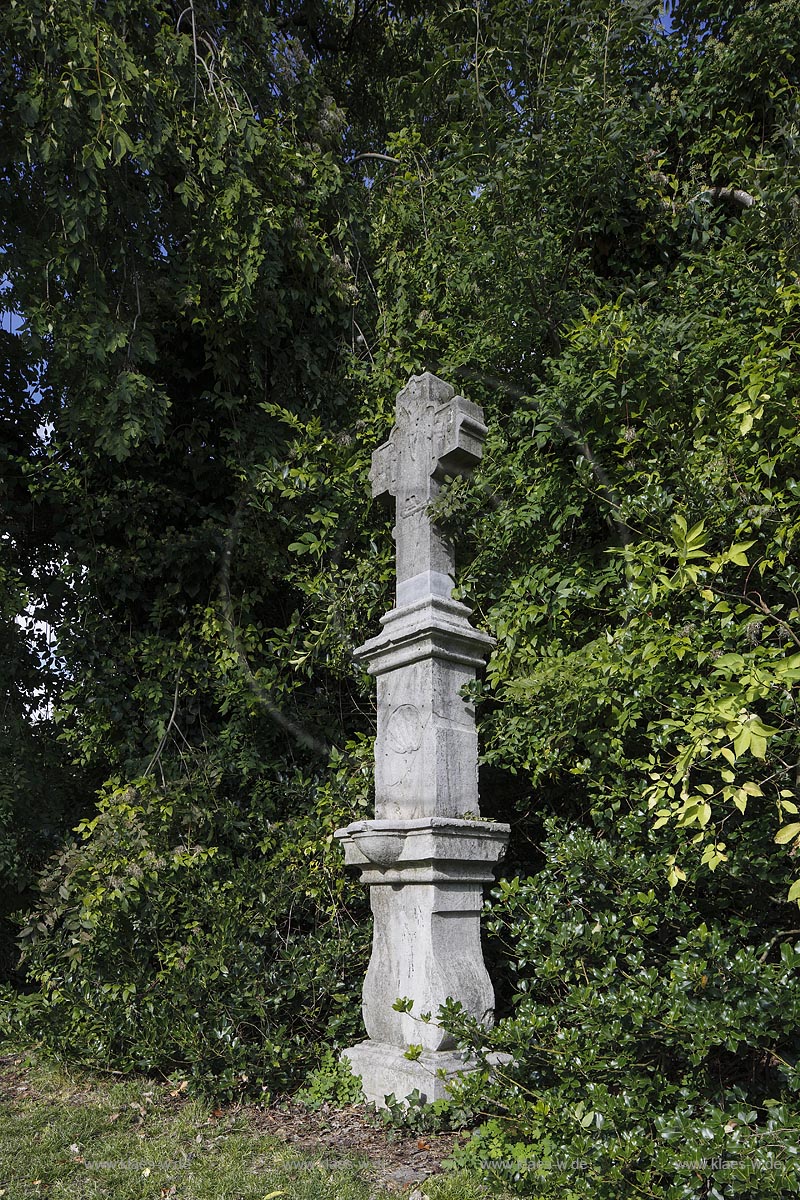 Stolberg, katholische Pfarrkirche St. Lucia, Pestkreuz auf dem Kirchhof; Stolberg, catholic parish church St. Lucia, cross Pestkreuz at the churchyard.	