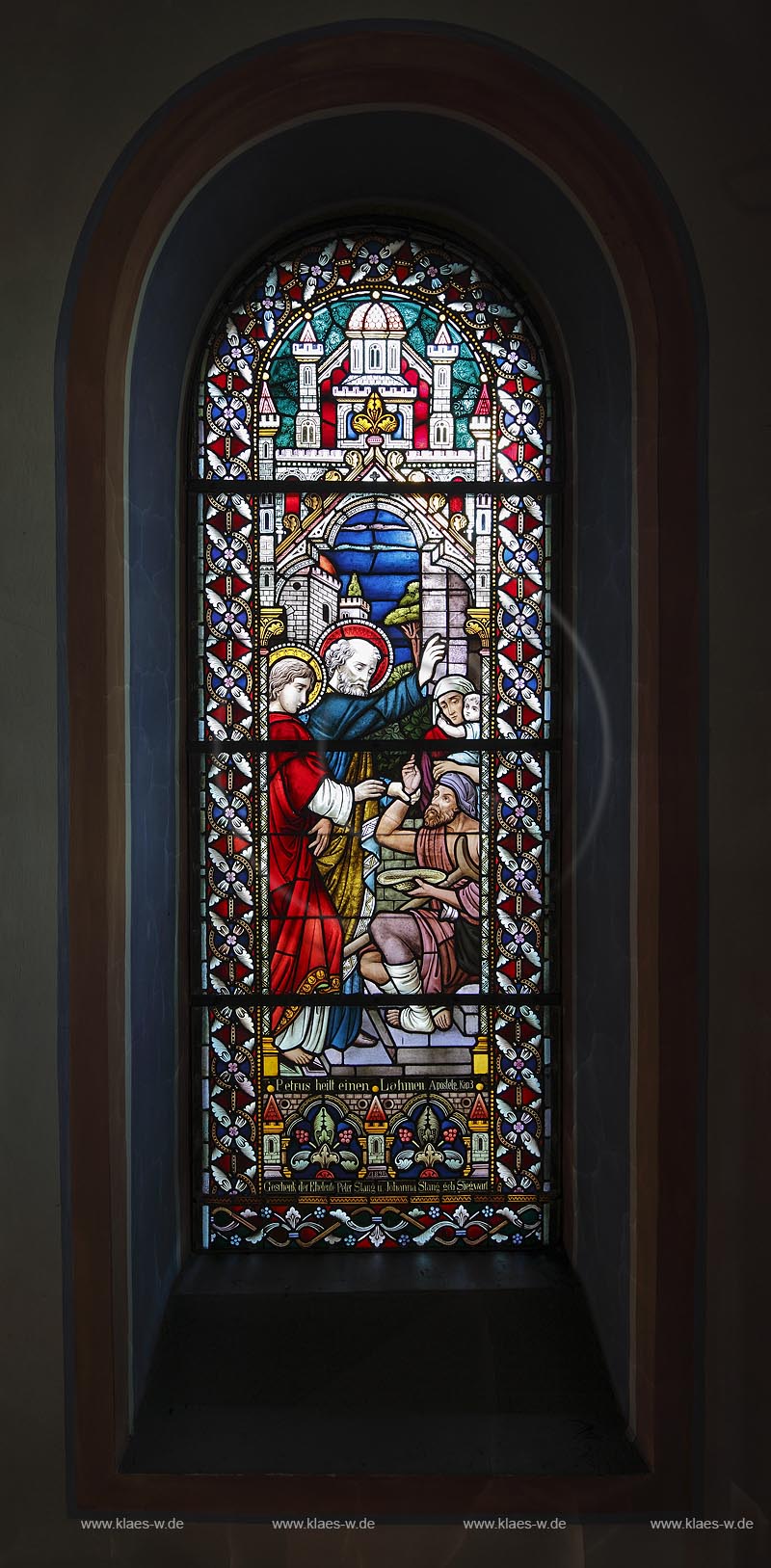 Stolberg, katholische Pfarrkirche St. Lucia, Kirchenfenster "Petrus heilt" , Manufaktur: Schneiders und Schmolz: Stolberg, catholic parish church, church window "Petrus heilt", manufactory: Schneiders und Schmolz.