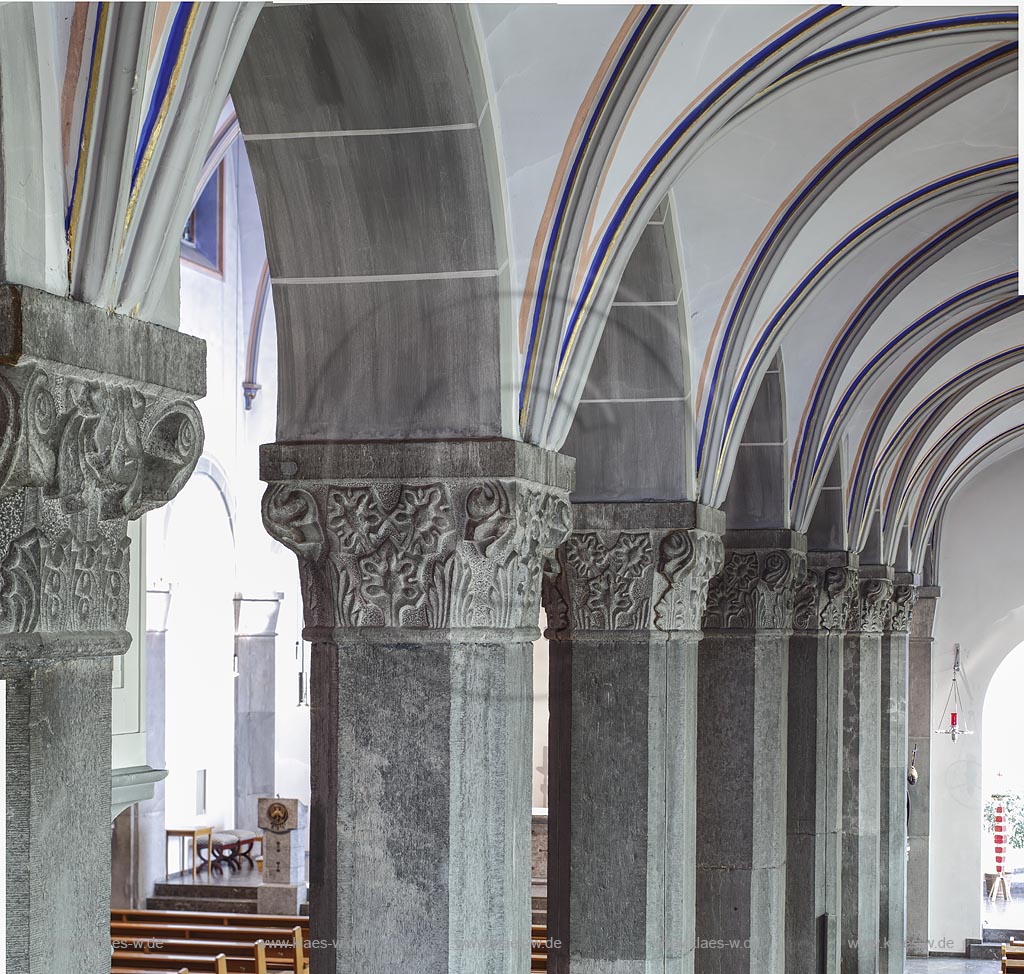 Stolberg, katholische Pfarrkirche St. Lucia, Kapitelle am Saeulengang; Stolberg, catholic parish church St. Lucia, caps at the arcade.