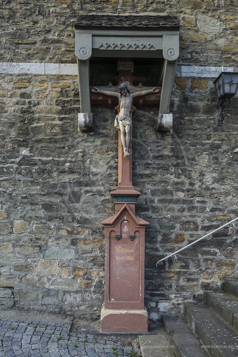  Stolberg, katholische Pfarrkirche St. Lucia, Blick auf Missionskreuz; Stolberg, catholic parish church St. Lucia, view to the cross Missionskreuz.