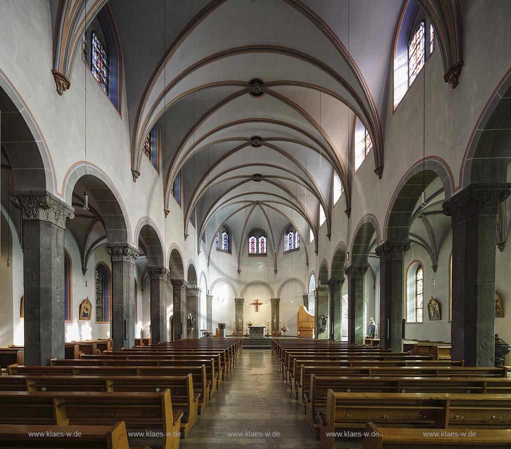 Stolberg, katholische Pfarrkirche St. Lucia, Langhaus nach Osten; Stolberg, catholic parish church St. Lucia, nave to east.