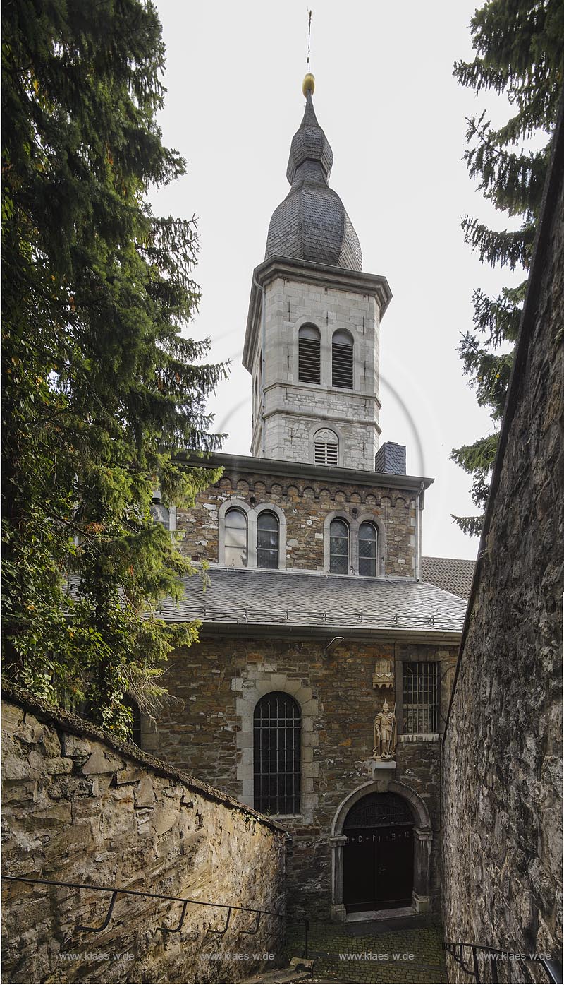 Stolberg, katholische Pfarrkirche St. Lucia, Blick von Norden mit Nordportal; Stolberg, catholic parish church St. Lucia, view from north with northern front gate.