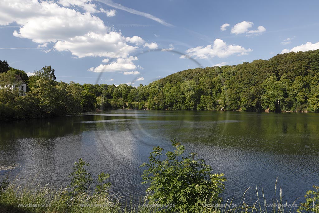 Ulmen, Ulmener Maar, der See ist bis zu 37 m tief und wird von einem durchschnittlich 20 m hohen Wall aus Tuff umschlossen; Ulmen,maar of Ulmen.