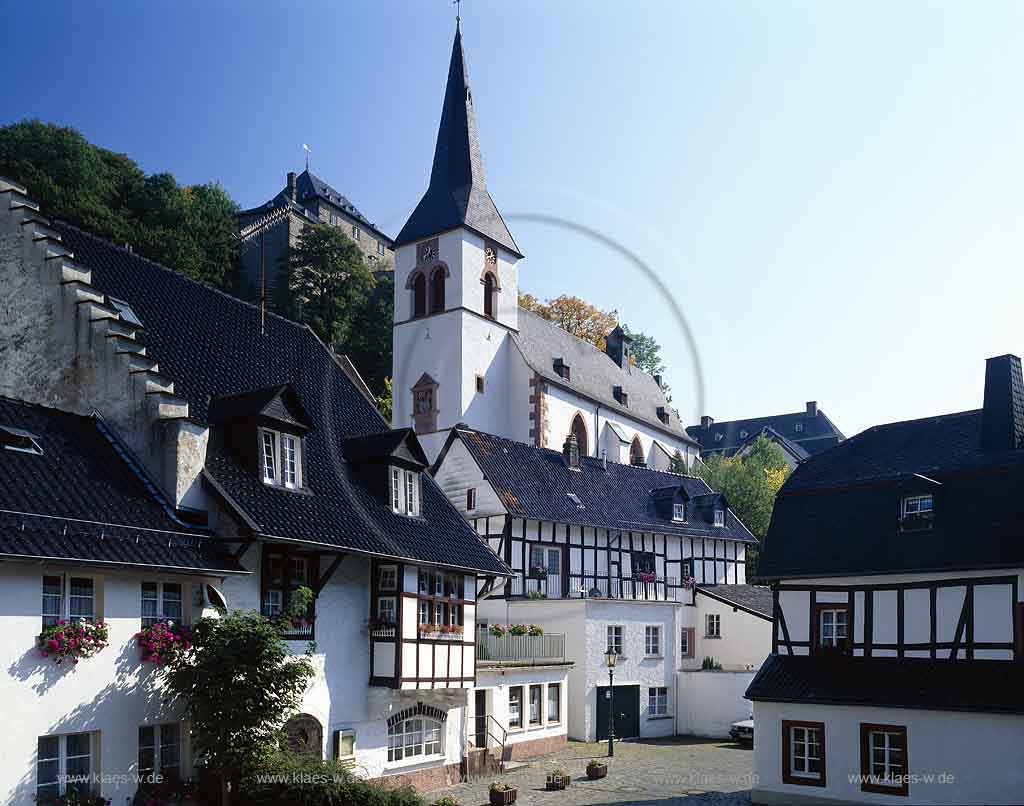 Blankenheim, Kreis Euskirchen, Eifel, Blick auf Pfarrkirche und Fachwerkhaeuser, Fachwerkhuser