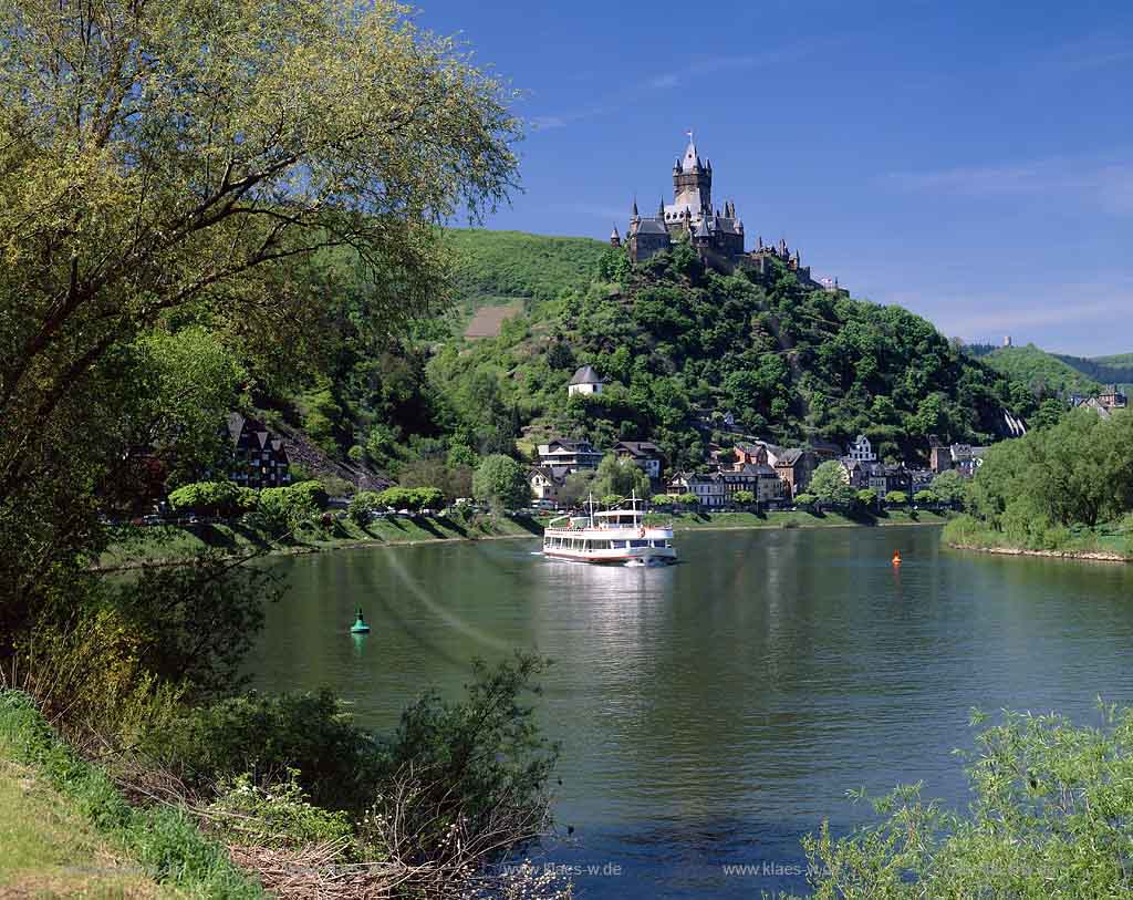 Cochem, Mosel, Landkreis Cochem-Zell, Eifel, Blick auf Reichsburg, Mosel mit Schiff und Landschaft