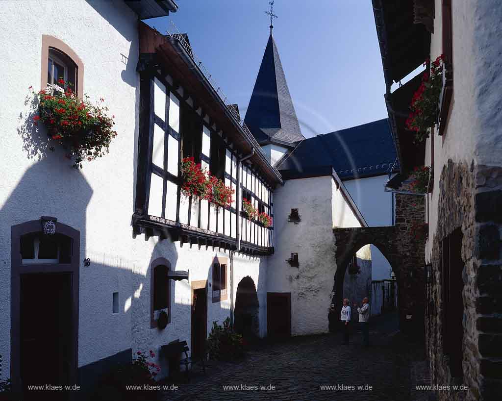 Kronenburg, Dahlem, Keis Euskirchen, Eifel, Blick auf Historische Gebaeude, Gebäude mit Sicht auf Kirche