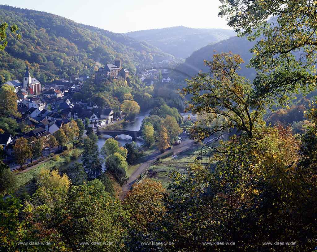 Heimbach, Kreis Düren, Eifel, Blick auf Ort mit Burg Hengenbach und Landschaft im Herbst