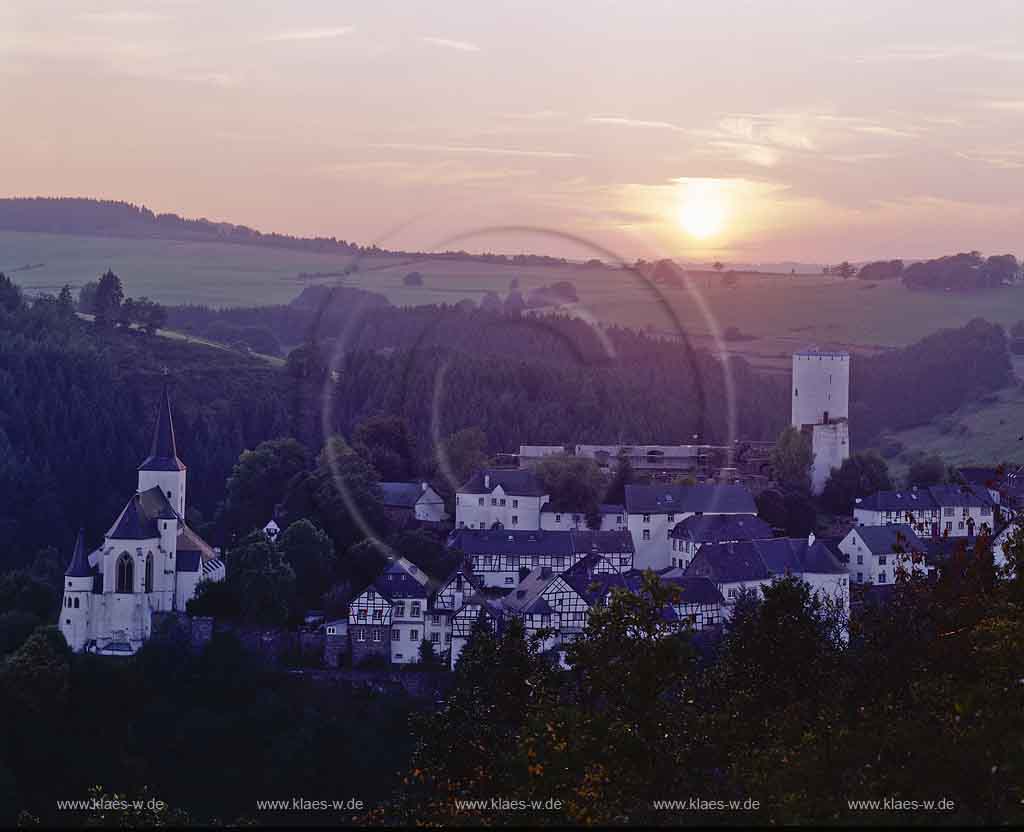 Reifferscheid, Hellenthal, Eifel, Kreis Euskirchen, Blick auf Ort in Abendstimmung