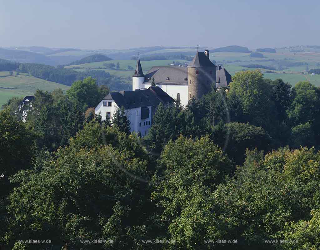 Wildenburg, Hellenthal, Eifel, Kreis Euskirchen, Blick auf Burg Wildenburg und Landschaft