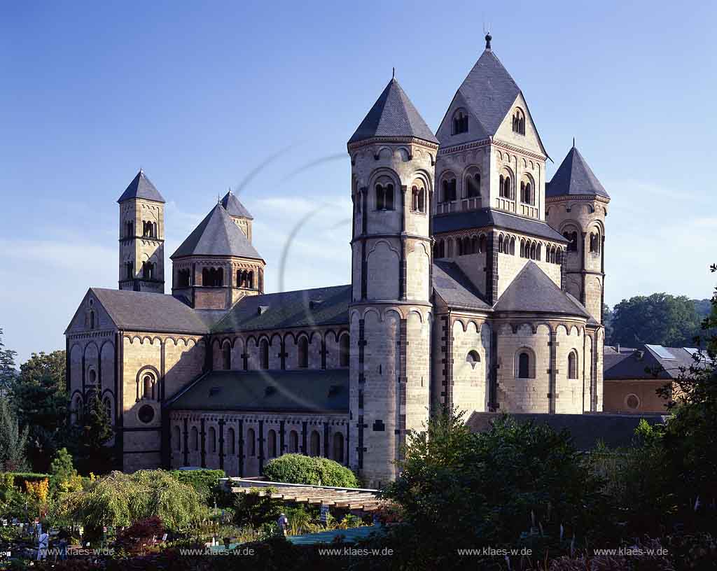 Glees, Landkreis Ahrweiler, Eifel, Brohltal, Blick auf Pfarrkirche, Abteikirche, Benediktinerkloster, Maria Laach, Basilica minor