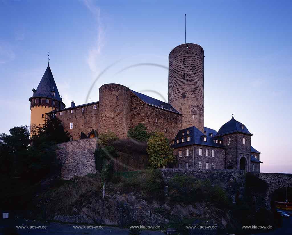 Mayen, Landkreis Mayen-Koblenz, Eifel, Vulkaneifel, Blick auf Genovevaburg, Eifelmuseum in Abendstimmung   