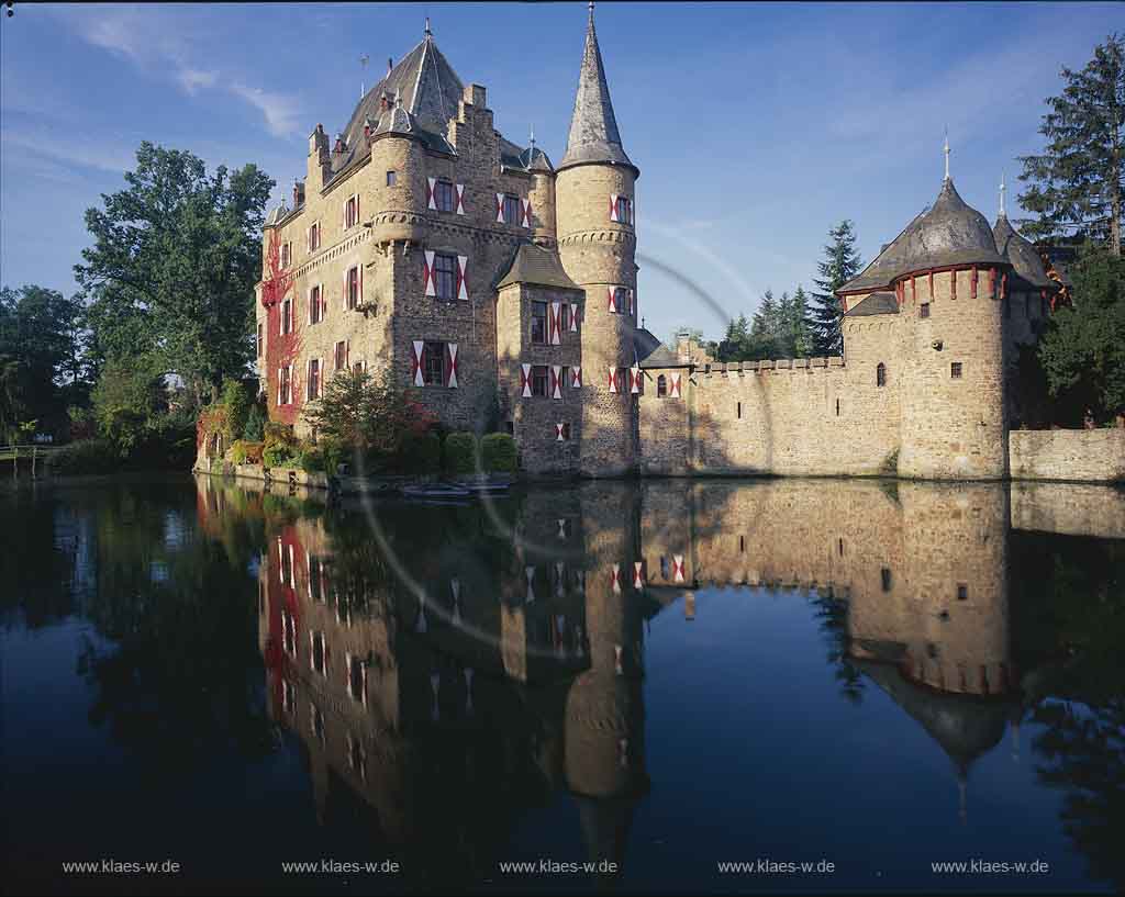 Satzvey, Mechernich, Kreis Euskirchen, Eifel, Blick auf Burg, Wasser Burg Satzvey mit Wassersiegelung im Wassergraben  