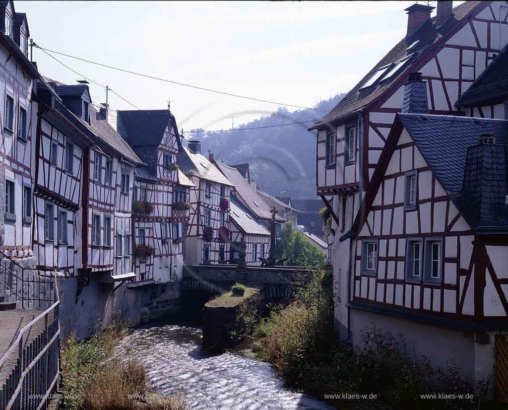 Monreal, Landkreis Mayen-Koblenz, Vordereifel, Eifel, Blick auf Ort mit Eltzbach    