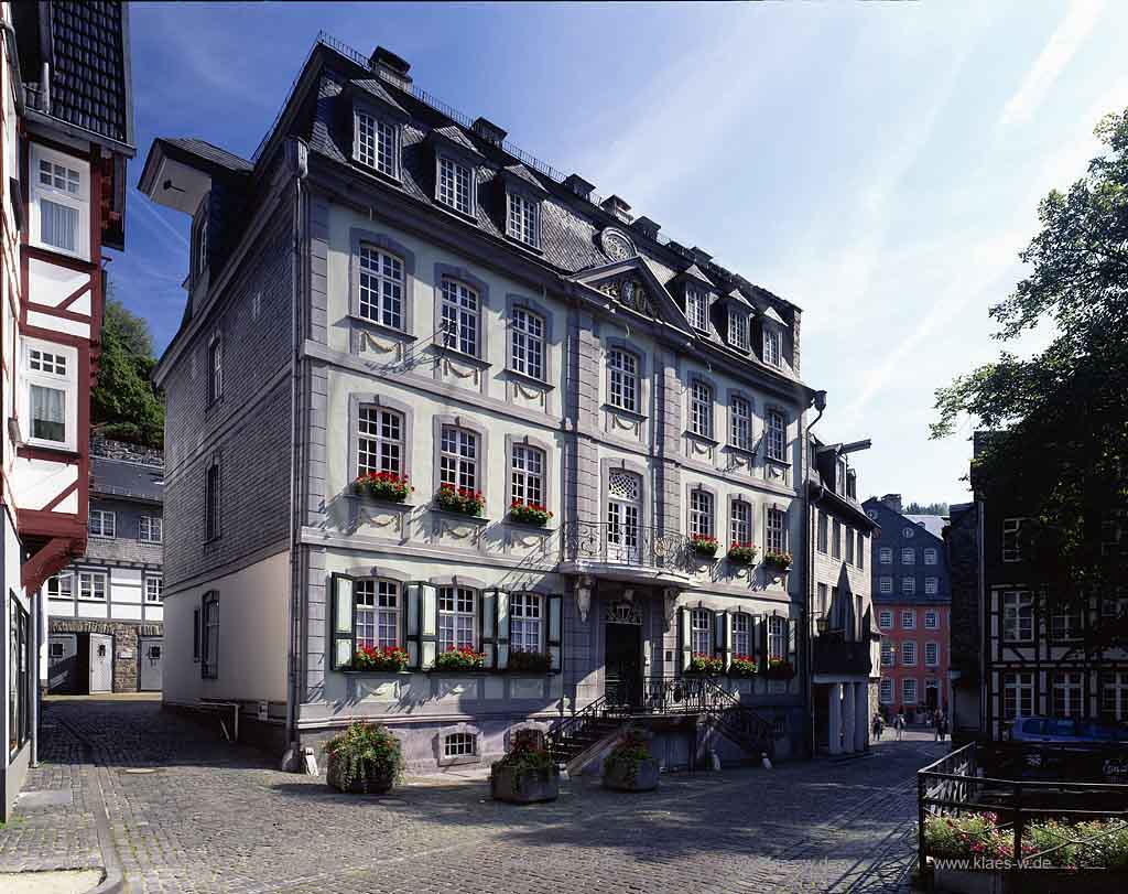 Monschau, Kreis Aachen, Eifel, Blick auf Haus Troistorff, Fachwerkbau auf Blausteinsockel, Denkmalgeschtzetes, Denkmalgeschuetzes Wohnhaus    