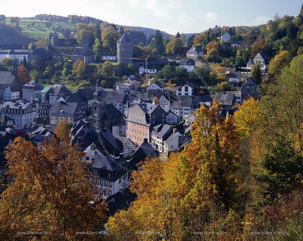 Monschau, Kreis Aachen, Eifel, Blick auf Stadt in Herbststimmung
