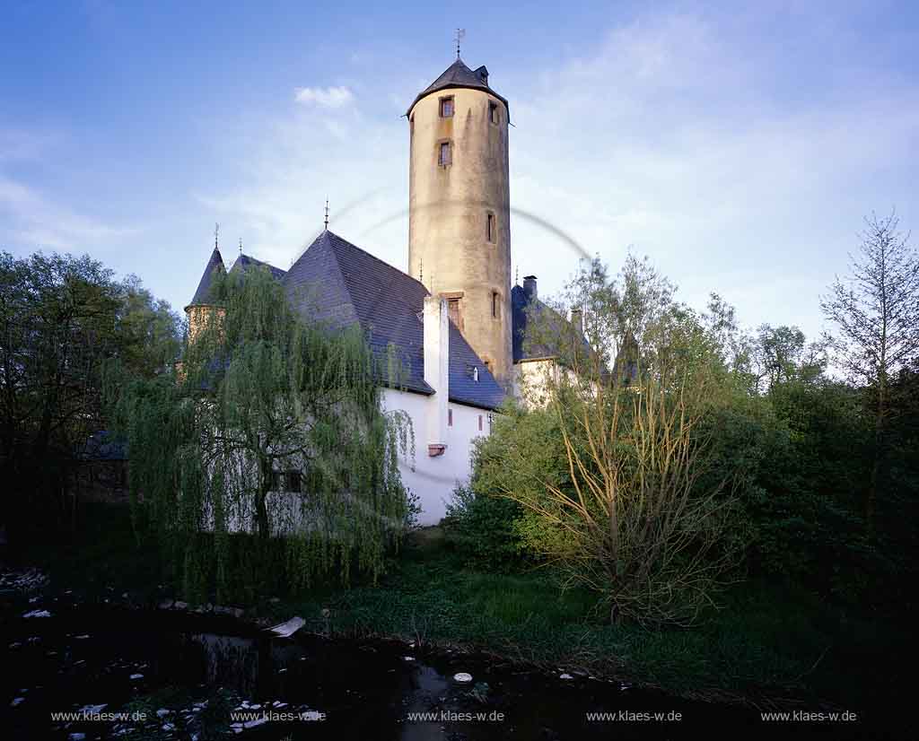 Rittersdorf, Landkreis Eifelkreis Bitburg-Prm, Eifel, Verbandsgemeinde  Bitburg-Land, Blick zur Burg, Wasserburg Rittersdorf