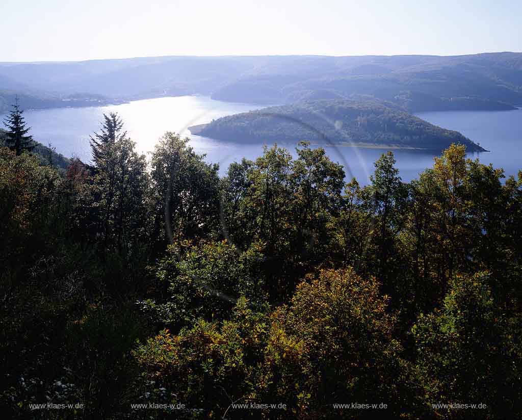 Rur, Rurstausee, Rurtalsperre, Schwammenauel, Kreis Aachen, Kreis Dren, Eifel, Blick auf See, Talsperre und Landschaft im Frueh Herbst, Frh Herbst, Frhherbst  