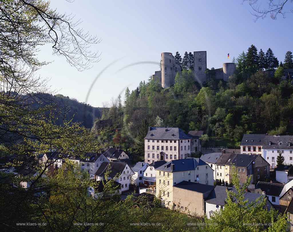 Schoenecken, Schnecken, Landkreis Eifelkreis Bitburg-Prm, Verbandsgemeinde Prm, Eifel, Blick zur Burg Schoenecken und Ortsblick  