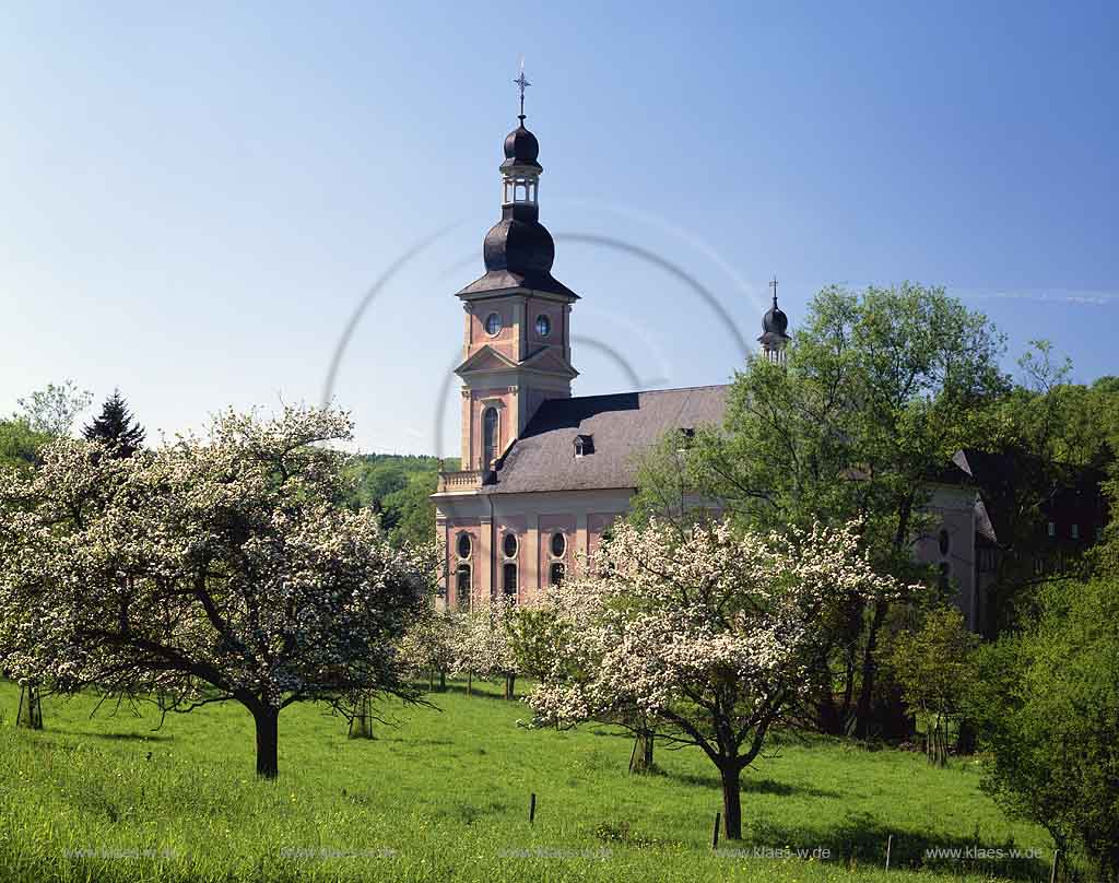 Springiersbach, Bengel, Mosel, Landkreis Bernkastel-Wittlich, Verbandsgemeinde Krv-Bausendorf, Eifel, Blick auf Kloster, Klosterkirche, Augustinerkloster und Landschaft im Frhling, Fruehling