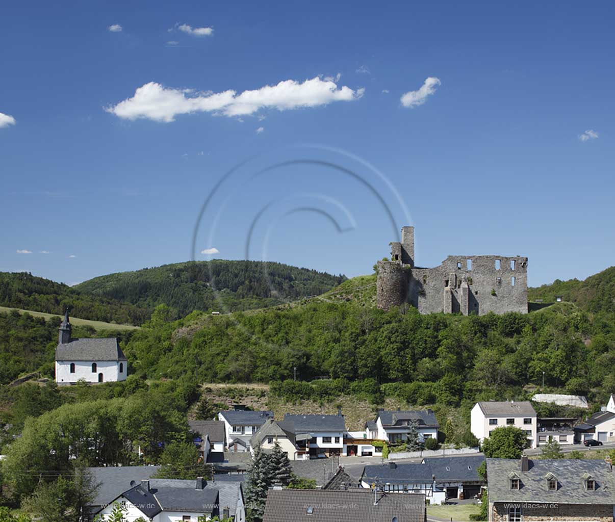 Virneburg, im Zentrum von Virneburg liegt die Ruine der gleichnamigen Virneburg, Stammsitz der Grafen von Virneburg. Sie befindet sich auf einer Erhebung und wird von den vier umliegenden Virneburger Bergen,  Virneburgdie Kapelle St. Trinitatis ist ein barocker Saalbau aus dem Ende des 17. Jahrhunderts;Virneburg, inner city with the ruin of castle Virneburg.