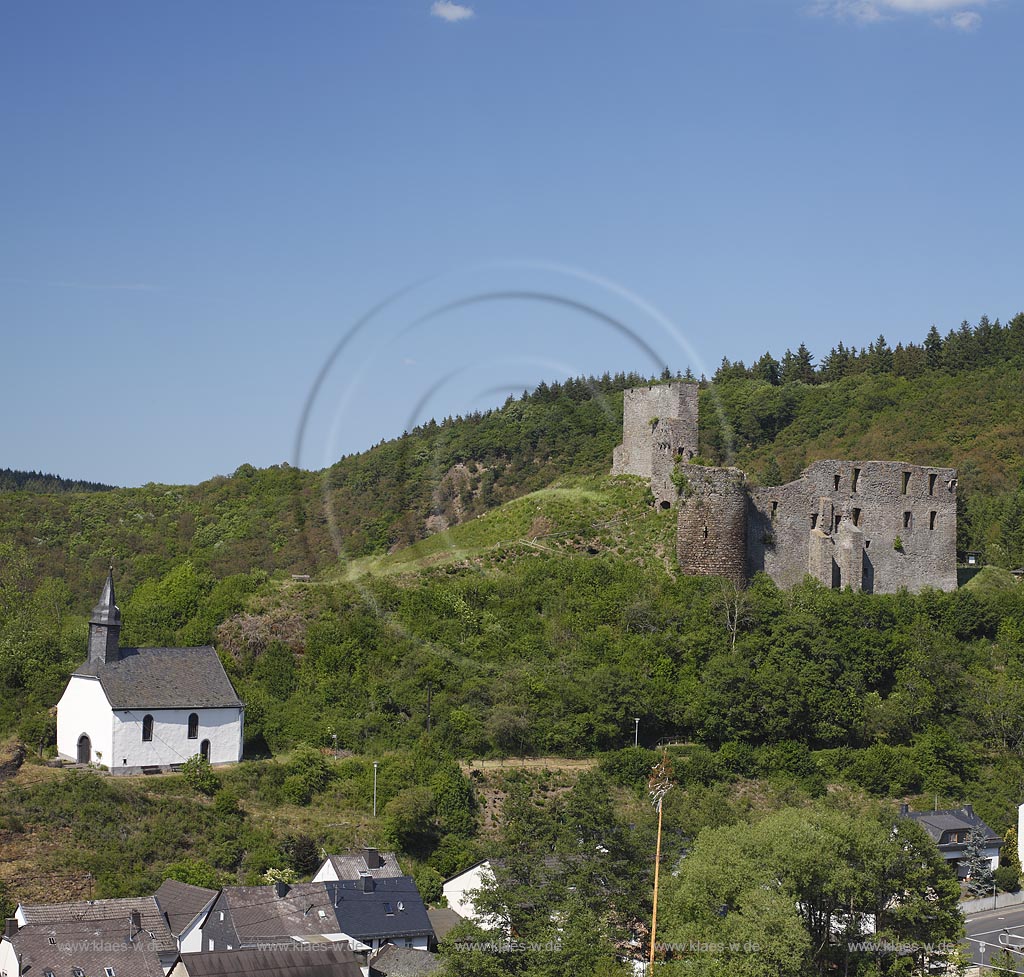 Virneburg, im Zentrum von Virneburg liegt die Ruine der gleichnamigen Virneburg, Stammsitz der Grafen von Virneburg. Sie befindet sich auf einer Erhebung und wird von den vier umliegenden Virneburger Bergen,  Virneburgdie Kapelle St. Trinitatis ist ein barocker Saalbau aus dem Ende des 17. Jahrhunderts; Virneburg, inner city with the ruin of castle Virneburg.