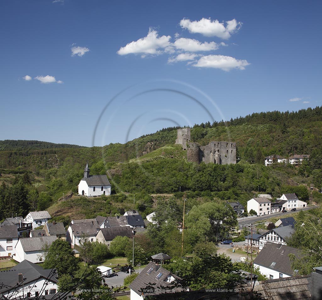 Virneburg, im Zentrum von Virneburg liegt die Ruine der gleichnamigen Virneburg, Stammsitz der Grafen von Virneburg. Sie befindet sich auf einer Erhebung und wird von den vier umliegenden Virneburger Bergen,  Virneburgdie Kapelle St. Trinitatis ist ein barocker Saalbau aus dem Ende des 17. Jahrhunderts; Virneburg, inner city with the ruin of castle Virneburg.