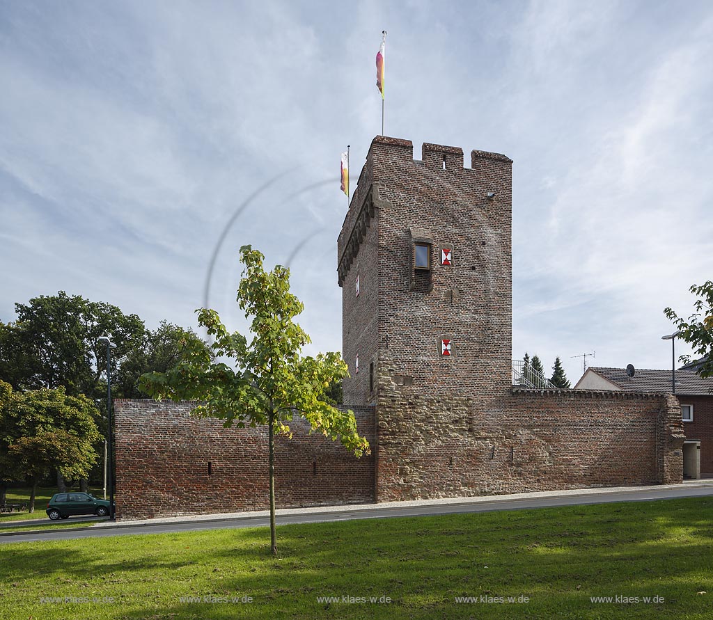 Zuelpich, Blick auf das Stadttor "Bachtor", erbaut im Jahr 1393 als Doppeltoranlage am Ende der Bachstrasse; Zuelpich, view to the town gate "Bachtor".