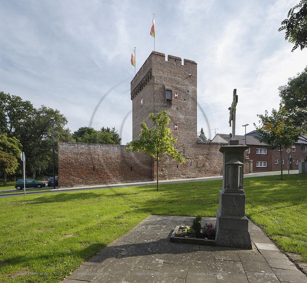 Zuelpich, Blick auf das Stadttor "Bachtor", erbaut im Jahr 1393 als Doppeltoranlage am Ende der Bachstrasse; Zuelpich, view to the town gate "Bachtor".