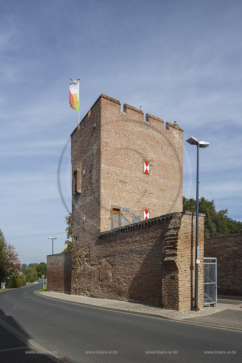 Zuelpich, Blick auf das Stadttor "Bachtor", erbaut im Jahr 1393 als Doppeltoranlage am Ende der Bachstrasse; Zuelpich, view to the town gate "Bachtor".