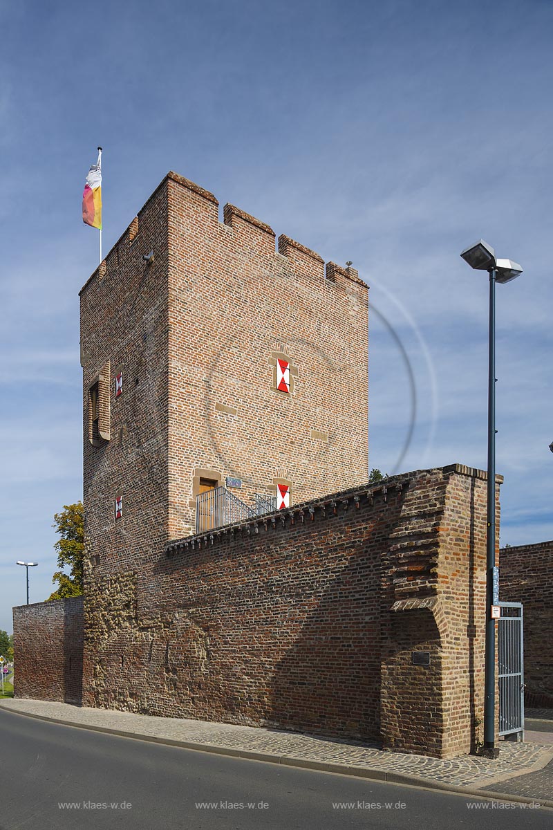 Zuelpich, Blick auf das Stadttor "Bachtor", erbaut im Jahr 1393 als Doppeltoranlage am Ende der Bachstrasse; Zuelpich, view to the town gate "Bachtor".