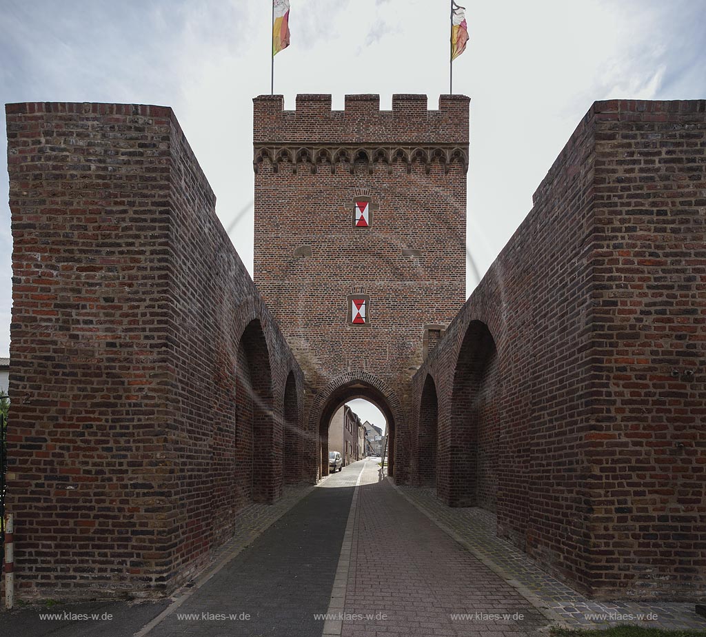 Zuelpich, Blick durch das Stadttor "Bachtor", erbaut im Jahr 1393 als Doppeltoranlage am Ende der Bachstrasse; Zuelpich, view to the town gate "Bachtor".