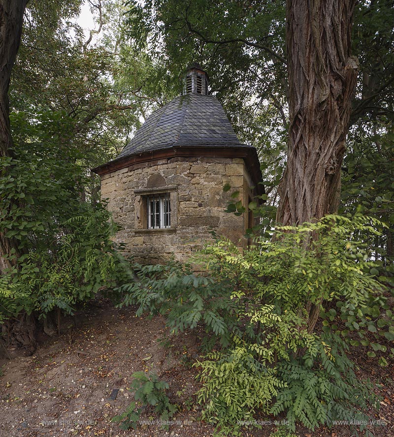 Zuelpich-Messenich, Moenchhof, Bruchsteinkapelle von 1710, ein achteckiger Rokokobau; Zuelpich-Messenich. Noenchhof, chapel made of quarry stone anno 1710.