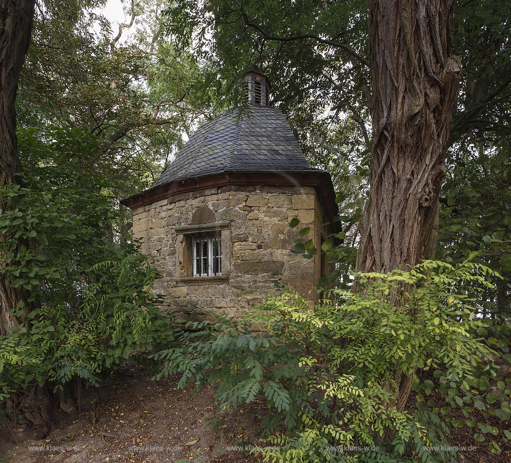 Zuelpich-Messenich, Moenchhof, Bruchsteinkapelle von 1710, ein achteckiger Rokokobau; Zuelpich-Messenich. Noenchhof, chapel made of quarry stone anno 1710.