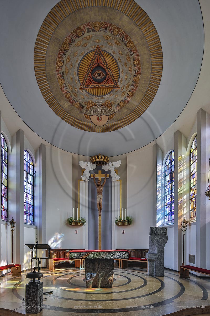 Zuelpich-Bessenich, St. Christophorus-Kirche, Blick in den Chor; Zuelpich-Bessenich, church St. Christophorus.