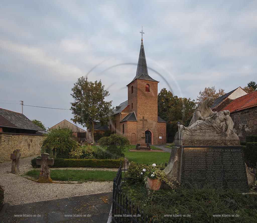 Zuelpich-Bessenich, St. Christophorus-Kirche und Kriegerdenkmal zu Ehren der Gefallenen erster und zweiter Weltkrieg; Zuelpich-Bessenich, church St. Christophorus-Kirche and war memorial.