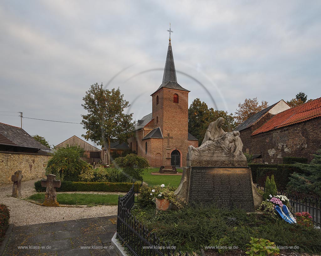 Zuelpich-Bessenich, St. Christophorus-Kirche und Kriegerdenkmal zu Ehren der Gefallenen erster und zweiter Weltkrieg; Zuelpich-Bessenich, church St. Christophorus-Kirche and war memorial.