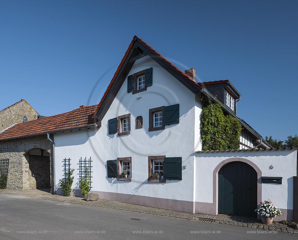 Buervenich-Eppenich, Heimbacher Strasse 6, verputztes Fachwerkhaus mit Gnadenstuhl im flachen Relief  in der Giebelseite; Buervenich-Eppenich, street Heimbacher Strasse 6, pargeted frame house.