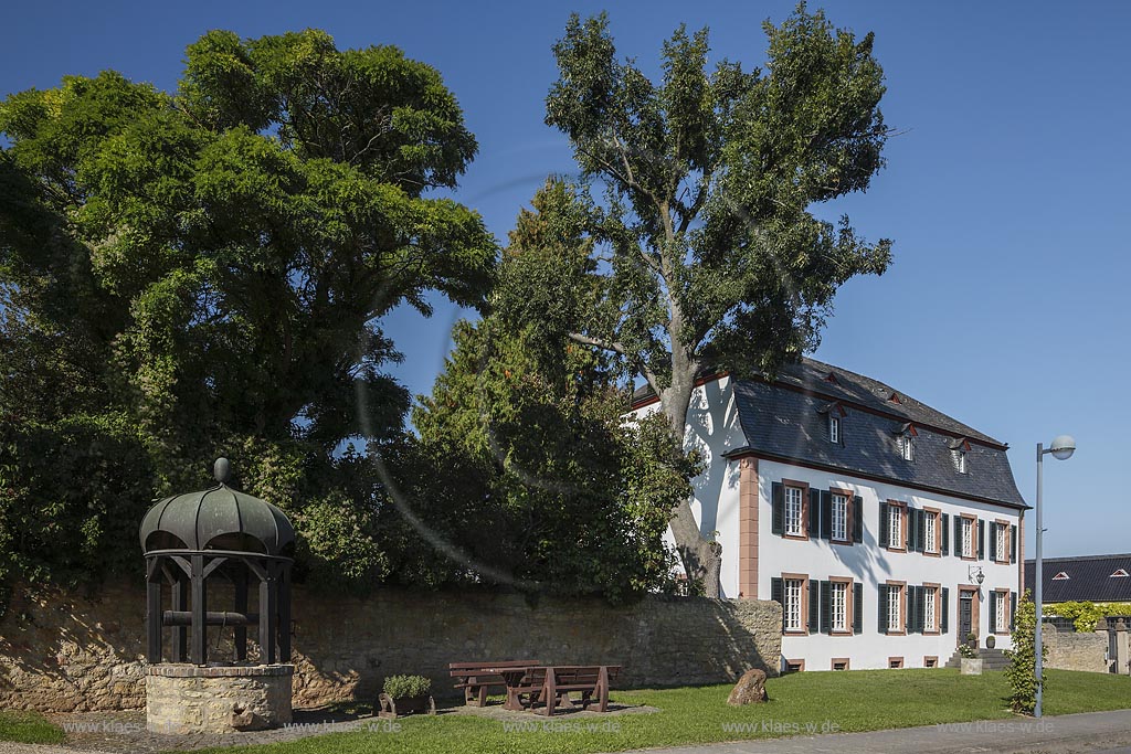 Zuelpich-Buervenich,  "Haus Piedmont", 1812 errichtete Johann Nikolaus Piedmont dieses Herrenhaus mit Nebengebaeuden und Park, ein zweigeschossiges, klassizistisches Wohnhaus aus verputztem Bruchstein mit Buntsteingewaenden; Zuelpich-Buervenich, house Haus Piedmont.