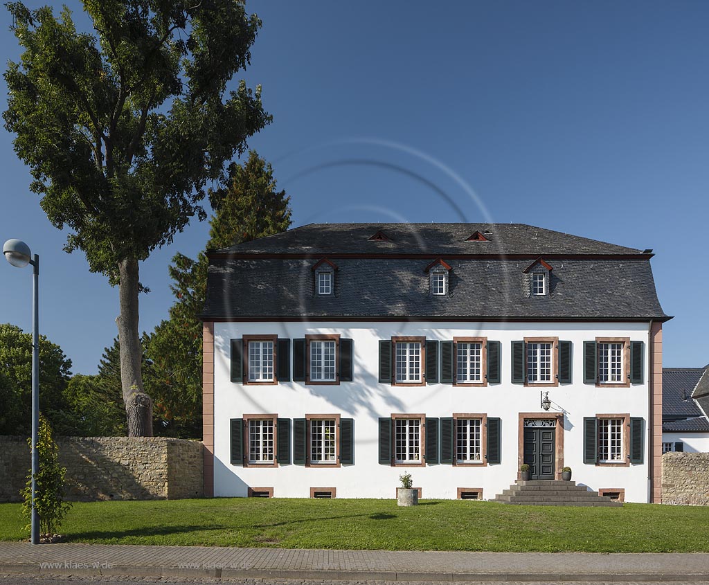 Zuelpich-Buervenich,  "Haus Piedmont", 1812 errichtete Johann Nikolaus Piedmont dieses Herrenhaus mit Nebengebaeuden und Park, ein zweigeschossiges, klassizistisches Wohnhaus aus verputztem Bruchstein mit Buntsteingewaenden; Zuelpich-Buervenich, manor house "Haus Piedmont".