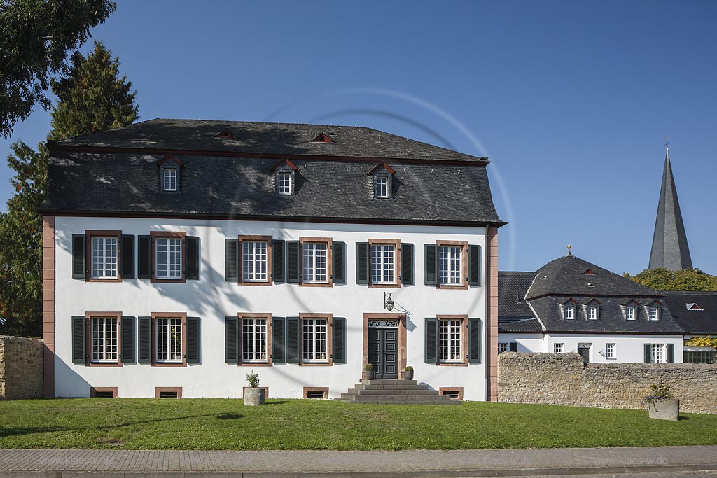 Zuelpich-Buervenich,  "Haus Piedmont", 1812 errichtete Johann Nikolaus Piedmont dieses Herrenhaus mit Nebengebaeuden und Park, ein zweigeschossiges, klassizistisches Wohnhaus aus verputztem Bruchstein mit Buntsteingewaenden; Zuelpich-Buervenich, manor house "Haus Piedmont".