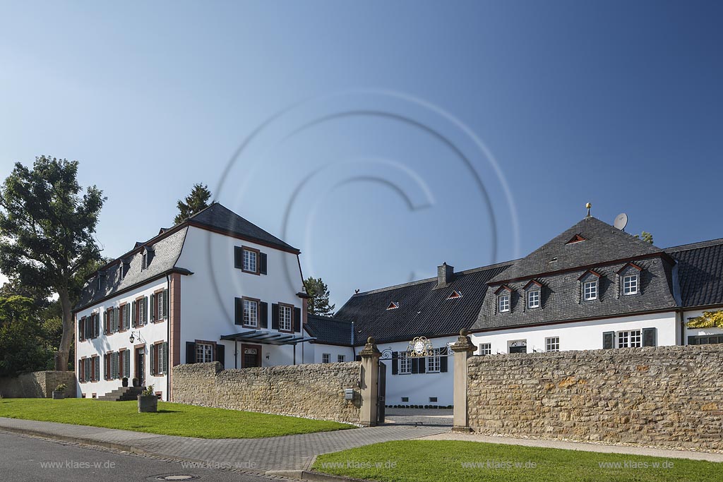 Zuelpich-Buervenich,  "Haus Piedmont", 1812 errichtete Johann Nikolaus Piedmont dieses Herrenhaus mit Nebengebaeuden und Park, ein zweigeschossiges, klassizistisches Wohnhaus aus verputztem Bruchstein mit Buntsteingewaenden; Zuelpich-Buervenich, manor house "Haus Piedmont".