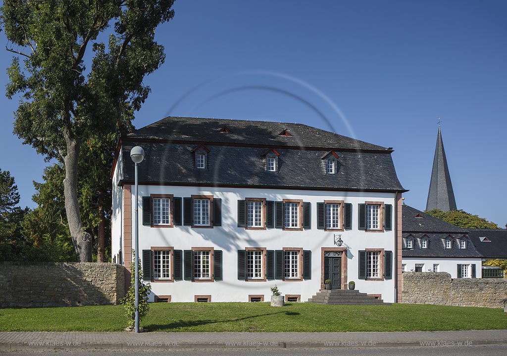 Zuelpich-Buervenich,  "Haus Piedmont", 1812 errichtete Johann Nikolaus Piedmont dieses Herrenhaus mit Nebengebaeuden und Park, ein zweigeschossiges, klassizistisches Wohnhaus aus verputztem Bruchstein mit Buntsteingewaenden; Zuelpich-Buervenich, manor house "Haus Piedmont".