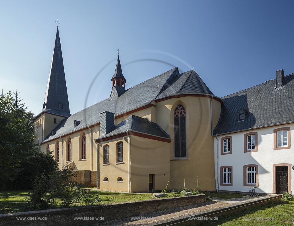 Zuelpich-Buervenich, St. Stephanus-Kirche, die Pfarrkirche aus dem Jahre 1260 ist ein einschiffiger verputzter romanischer Bau aus Bruchstein; Zuelpich-Buervenich, church St. Stephanus-Kirche.