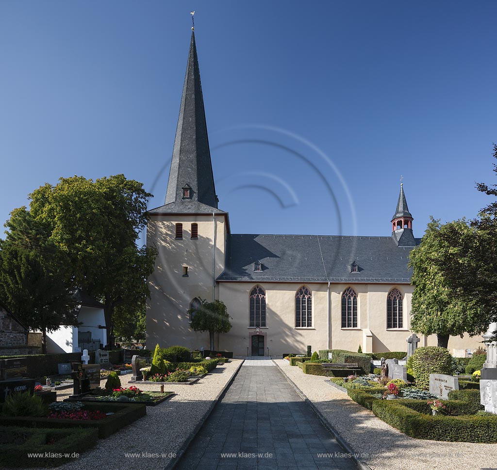 Zuelpich-Buervenich, St. Stephanus-Kirche, die Pfarrkirche aus dem Jahre 1260 ist ein einschiffiger verputzter romanischer Bau aus Bruchstein; Zuelpich-Buervenich, church St. Stephanus-Kirche.